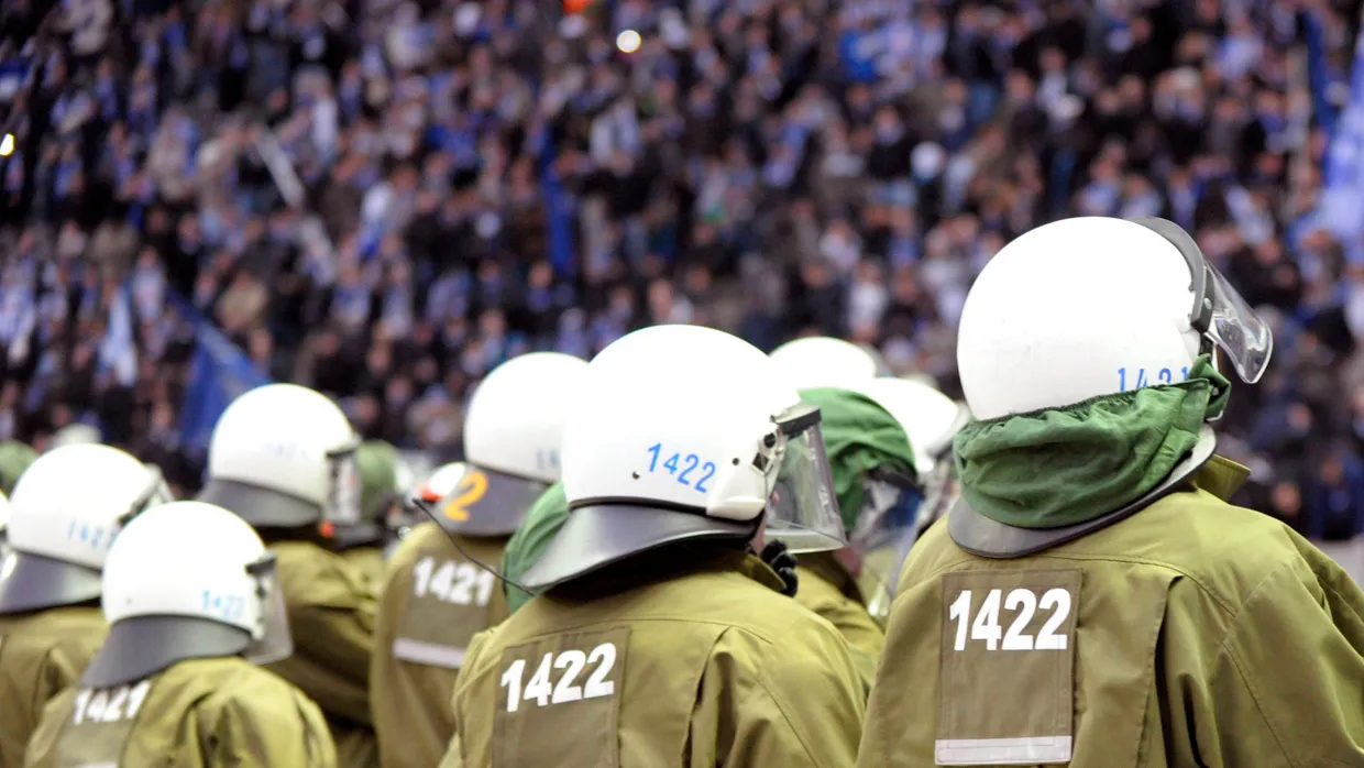 Wer zahlt? Polizeieinsatz im Stadion (Foto: Im März 2010 in Berlin)