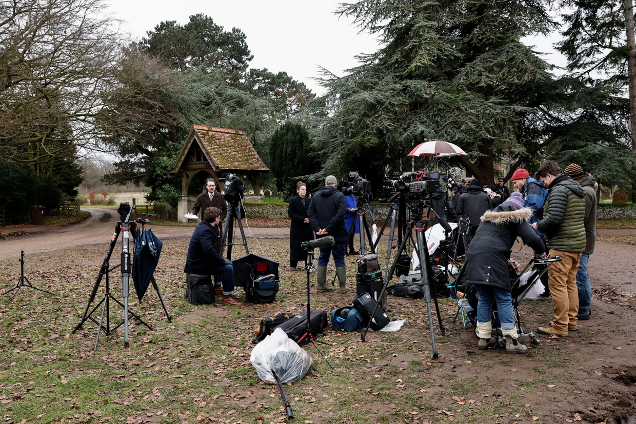 In Sandringham versammelten sich Reporter vor dem Anwesen von Andrew Mountbatten- Windsor, nachdem dieser aus dem Gewahrsam entlassen worden war.
