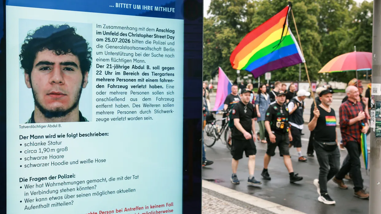 Nach dem Anschlag auf den CSD: Hier wurde nach dem Tatverdächtigen Abdul Ballout noch gefahndet – im Hintergrund ein Trauermarsch für die Opfer.