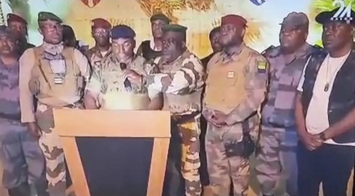 Militärs verkünden beim Fernsehsender „Gabon 24“ den Sturz der amtierenden Regierung.
