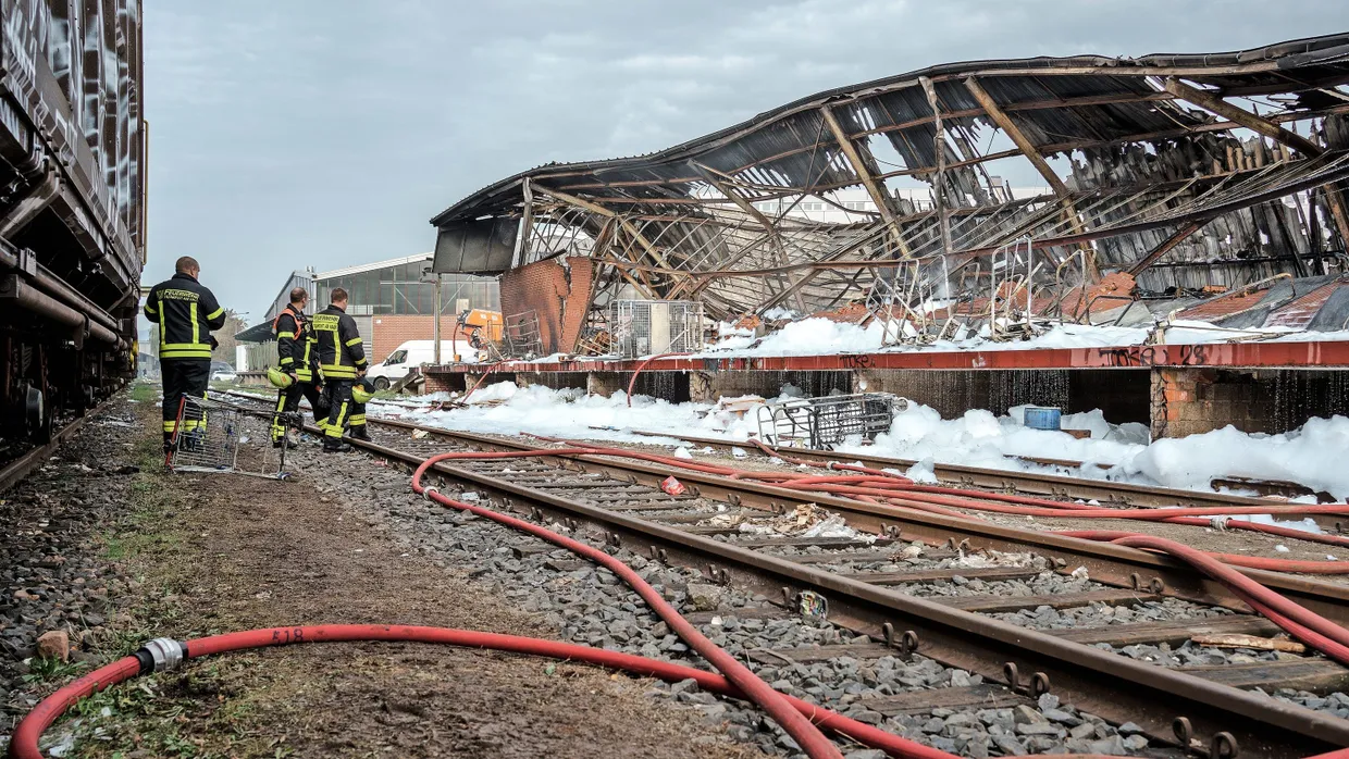 Ruhe nach dem Feuersturm: Die zerstörten Teile der Lagerhalle im Industrie- und Gewerbegebiet. Dort war am Dienstagabend ein Feuer ausgebrochen.