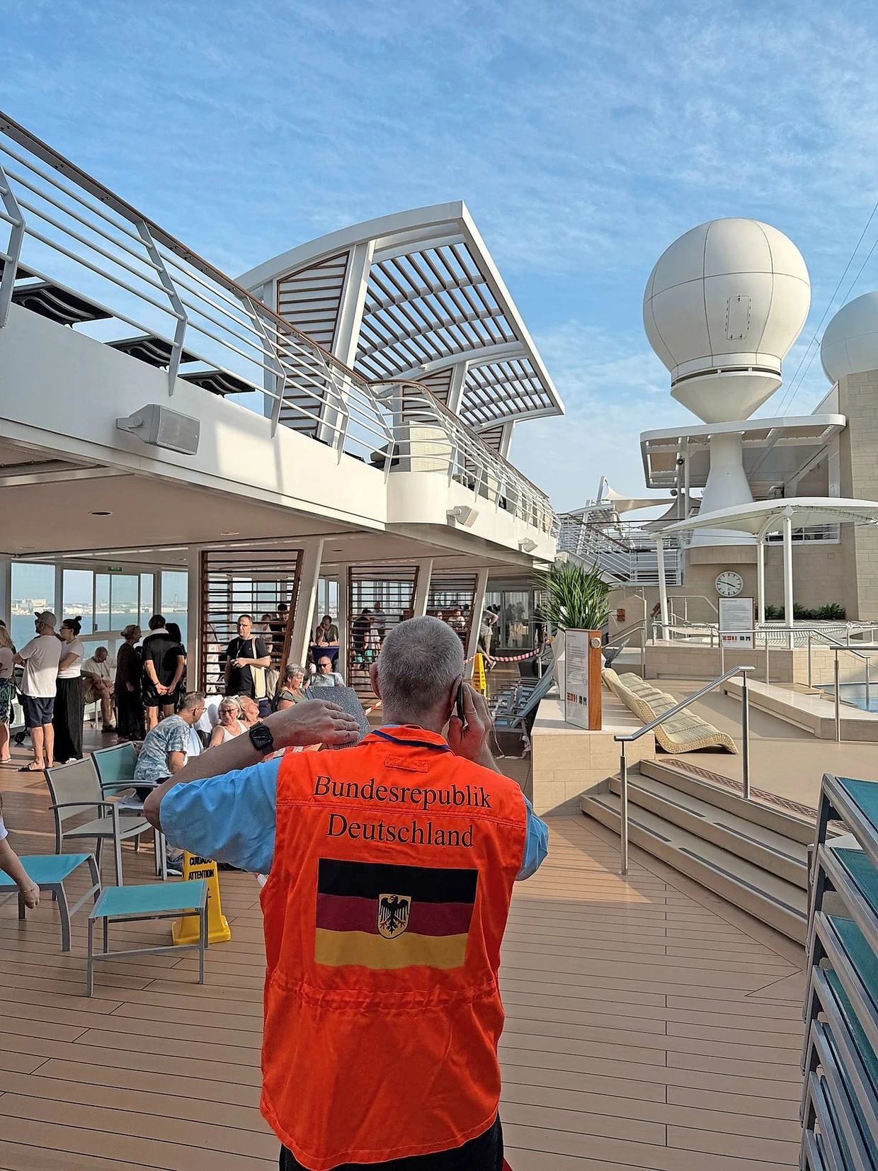 Das „Kriseninterventionsteam“ hat für die Passagiere nur Floskeln im Repertoire.