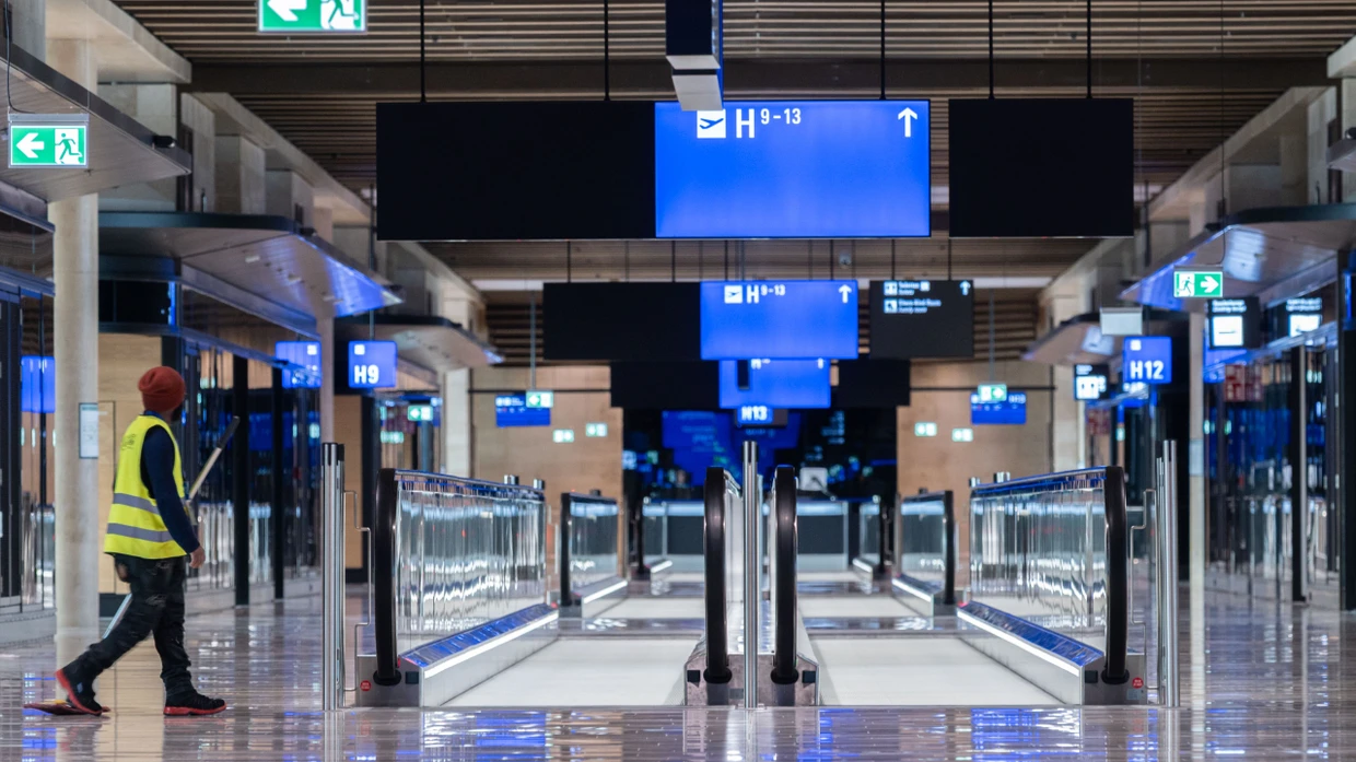 Noch leer: Laufbänder in Flugsteig H von Terminal 3 des Frankfurter Flughafens Mitte März 2026