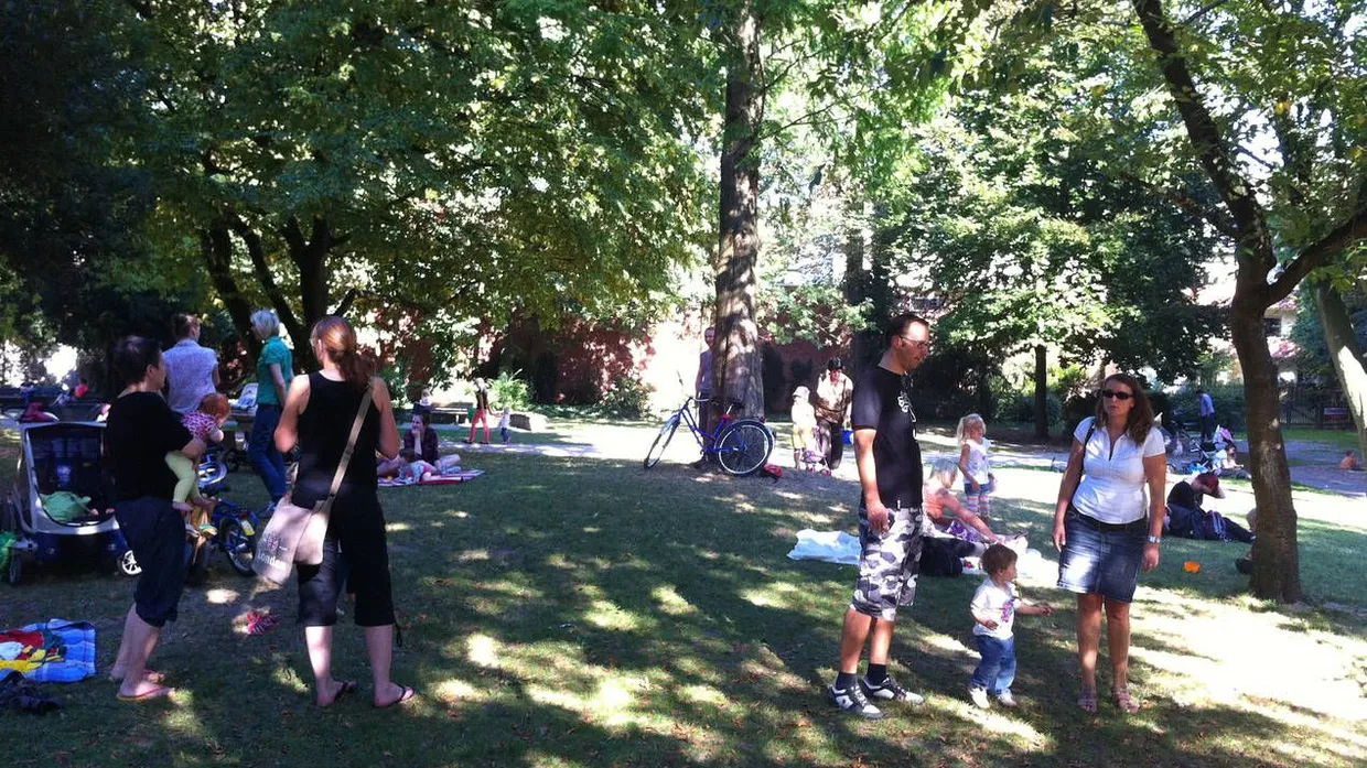 Lichterspiele unter Bäumen und ein klein wenig Dornröschen-Gefühl: Der Stadtgarten in Köln-Kalk.