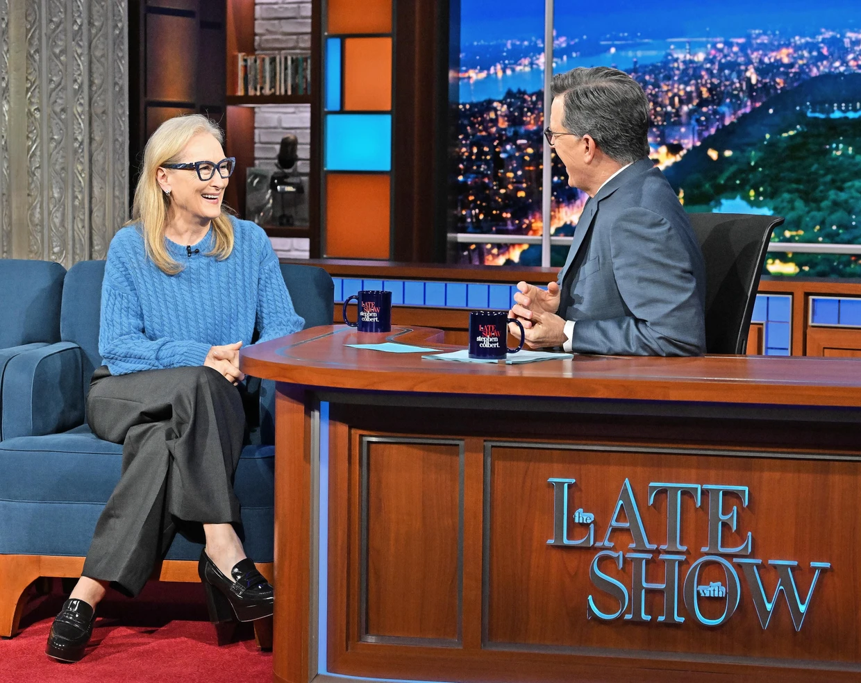 Bei der „Late Show with Stephen Colbert“: Auch hier kommt es auf das Outfit an; der Pullover von J.Crew ist extra für Streep gefertigt.