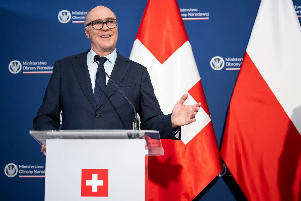 Der Verteidigungsminister der Schweiz, Martin Pfister, während einer Pressekonferenz am 26. März 2026 in Warschau