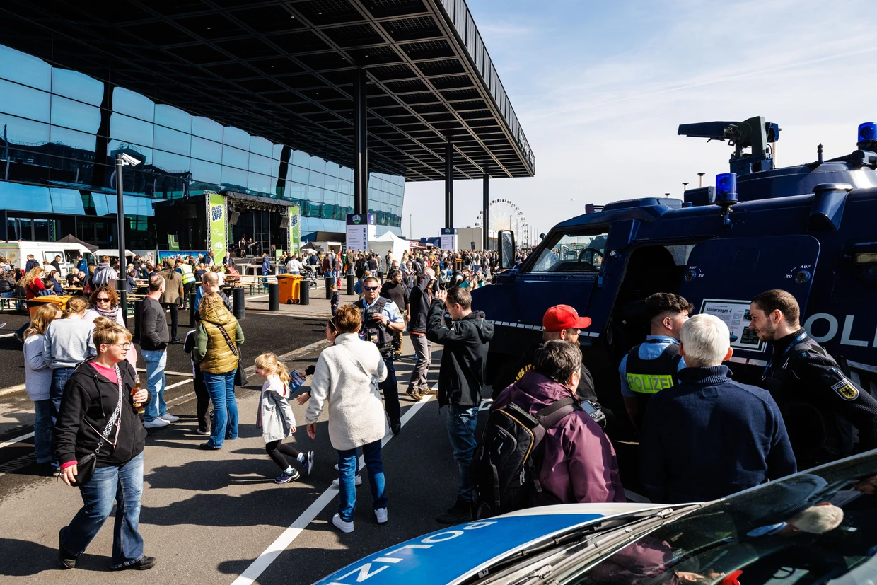 Leistungsschau im Sonnenschein: Vor dem Terminal präsentiert sich unter anderem die Polizei mit verschiedenen Einsatzfahrzeugen.
