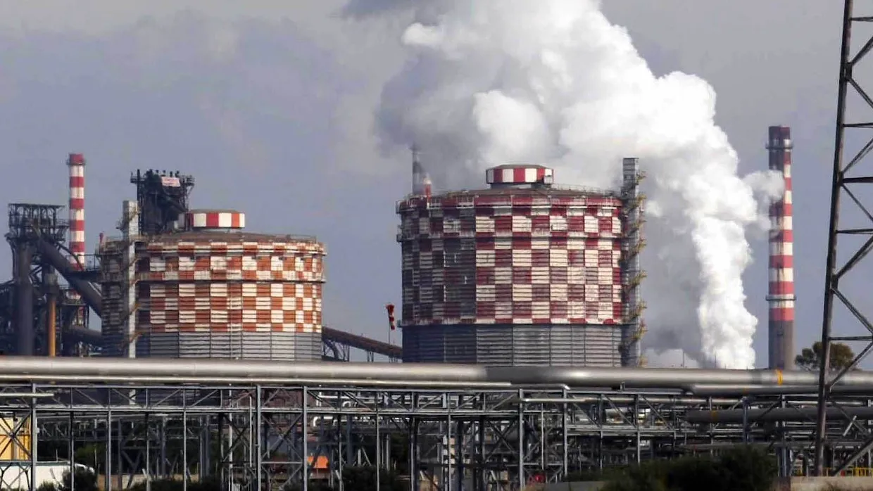 Das Stahlwerk Ilva liegt in der Nähe des Hafens von Tarent.