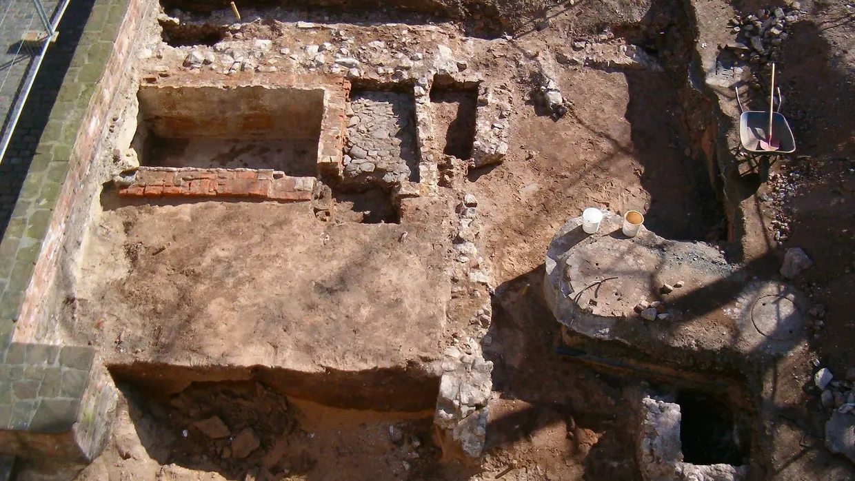 Inzwischen wieder zugeschüttet: Der Geschichtsverein hat bei Ausgrabungen hinter dem Goldschmiedehaus in Hanau einiges entdeckt.