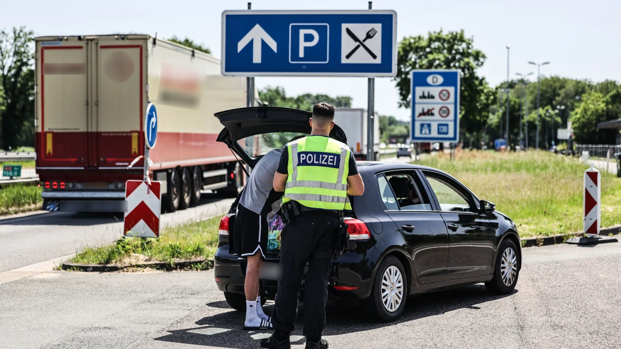 Niederlande, Elten: Polizisten der Bundespolizei kontrollieren Verkehrsteilnehmer am Grenzübergang Elten auf der A3 bei der Einreise nach Deutschland.