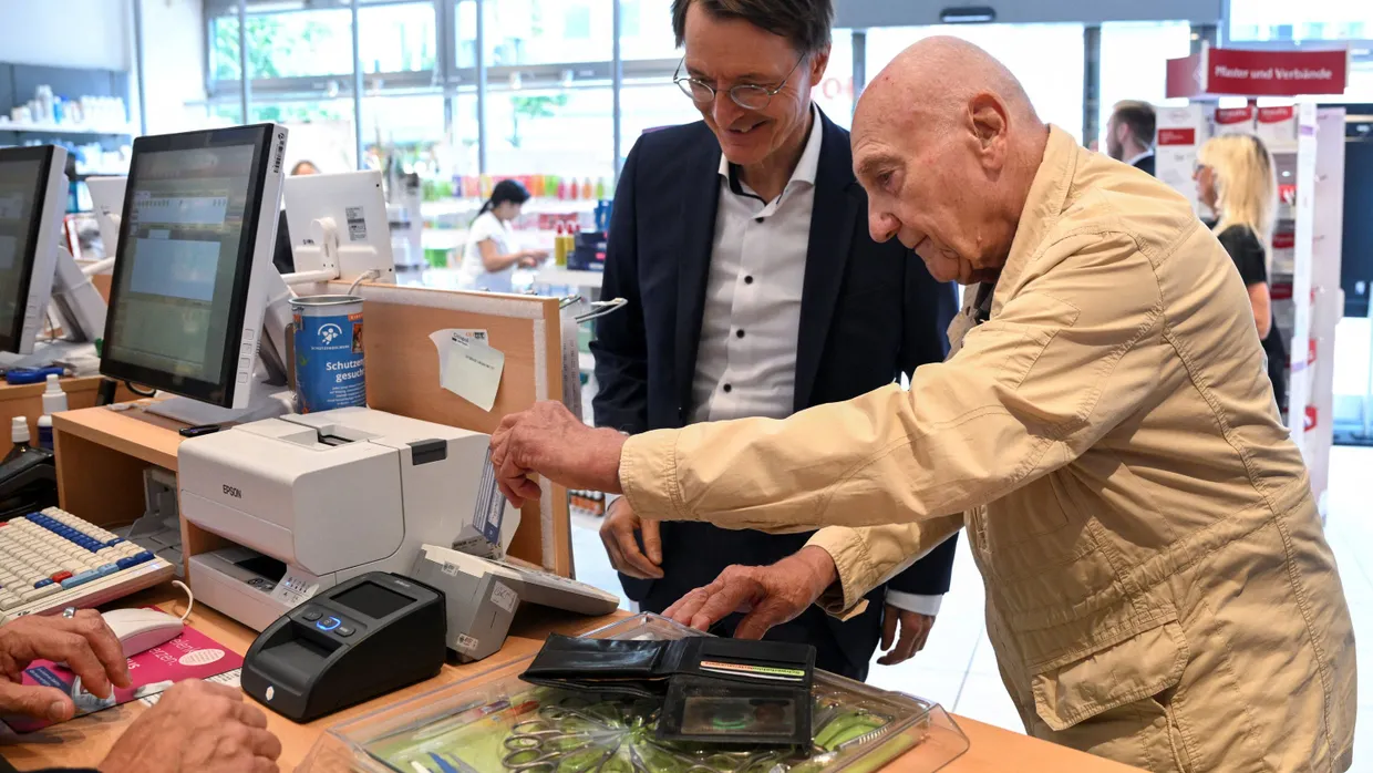 Wer die Karte ins Lesegerät steckt, gibt künftig dem Arzt den Zugang zur elektronischen Patientenakte - wenn er dem nicht vorher widerspricht. Auf dem Bild: Gesundheitsminister Karl Lauterbach (links, SPD) mit Peter Jordan in einer Apotheke.