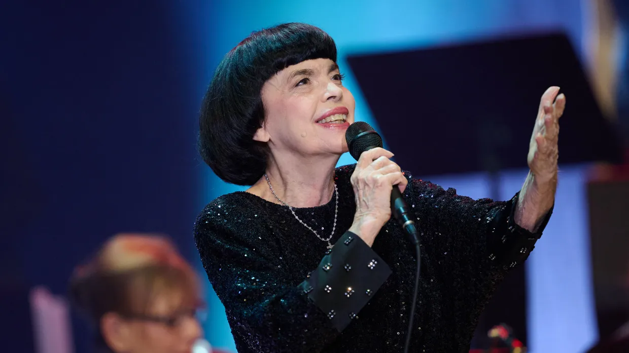 Die französische Sängerin Mireille Mathieu steht in der Stadthalle in Chemnitz auf der Bühne.