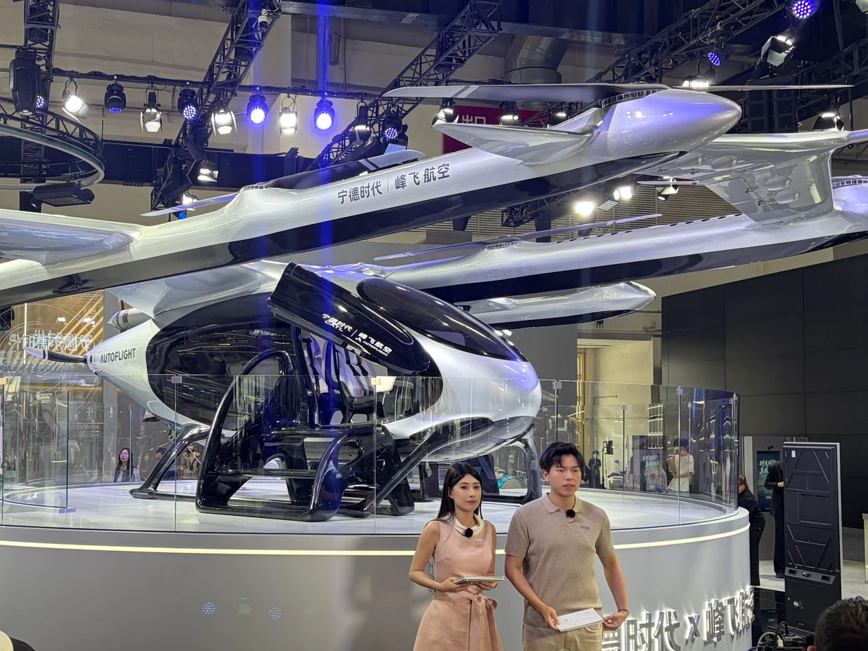 Bald so normal wie auf vier Rädern? Flugtaxis stehen einige auf der Messe.