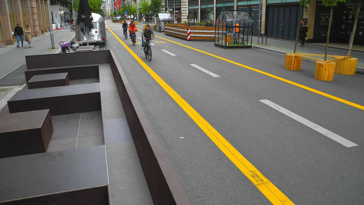 Wie in einer toten Vorstadt: Die autofreie Friedrichstraße an einem herbstlichen Sonntag