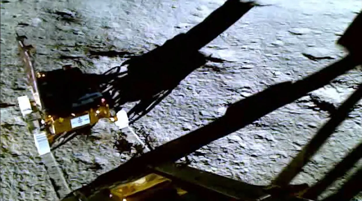 Der indische Rover hat die Landesonde Chandrayaan-3 verlassen.