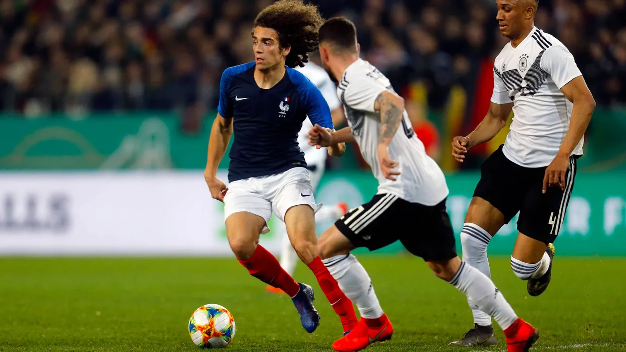 Einer von Frankreichs Junioren-Stars: Arsenal-Profi Matteo Guendouzi schirmt den Ball ab.