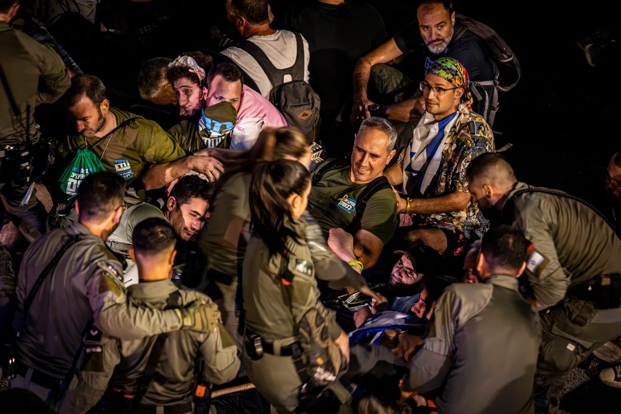 Israelische Grenzpolizisten versuchen Demonstranten wegzuzerren, die 2024 eine Straße blockieren, nachdem&nbsp; Netanjahu Verteidigungsminister Yoav Gallant entlassen hat.