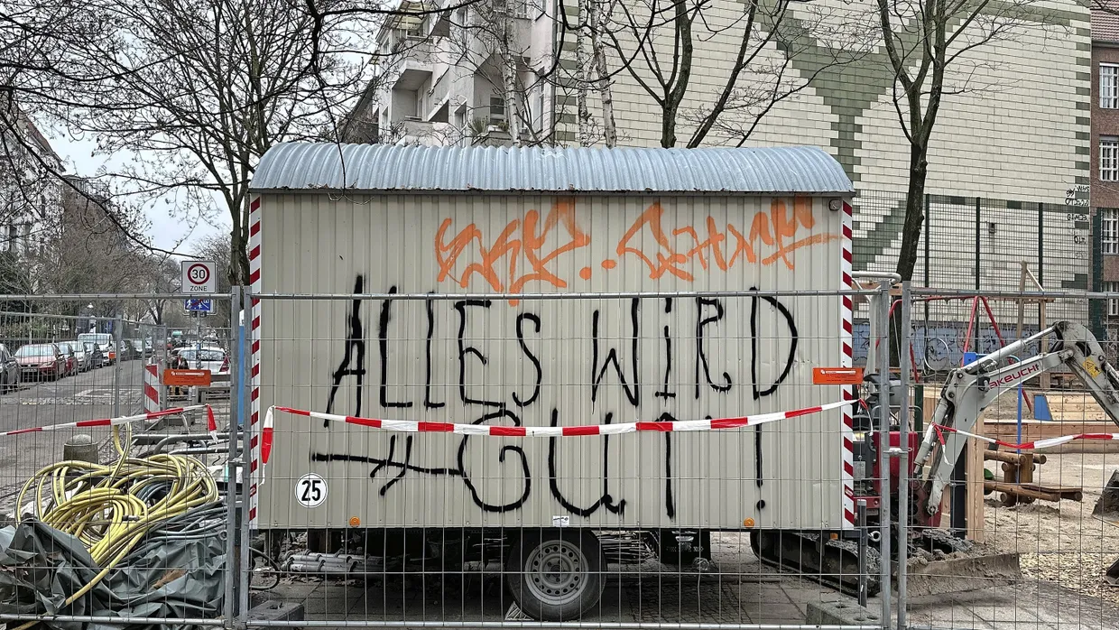 Was auf Bauwagen alles so steht: Vielerorts wäre man schon froh, wenn die Bautätigkeit endlich begänne. Aber manches geht im neuen Jahr hoffentlich wirklich voran.