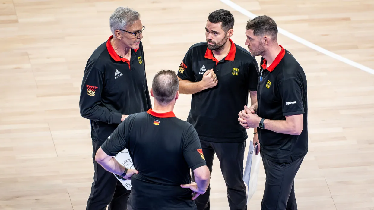 Wieder vereint: Deutschlands Weltmeistertrainer Gordon Herbert (links) und Sebastian Gleim (Mitte).