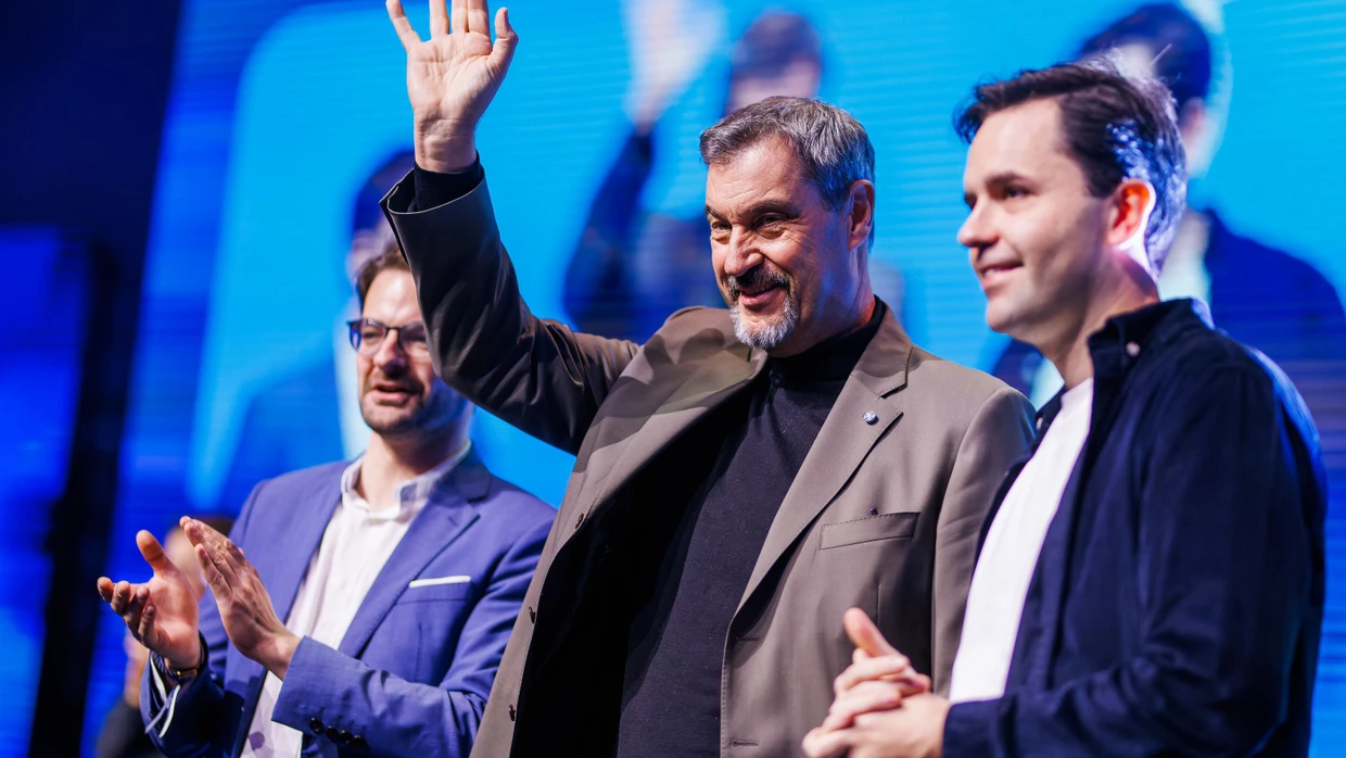 Der Jugend zugewandt: Markus Söder zwischen Johannes Winkel (rechts) und Manuel Knoll (links) in Rust