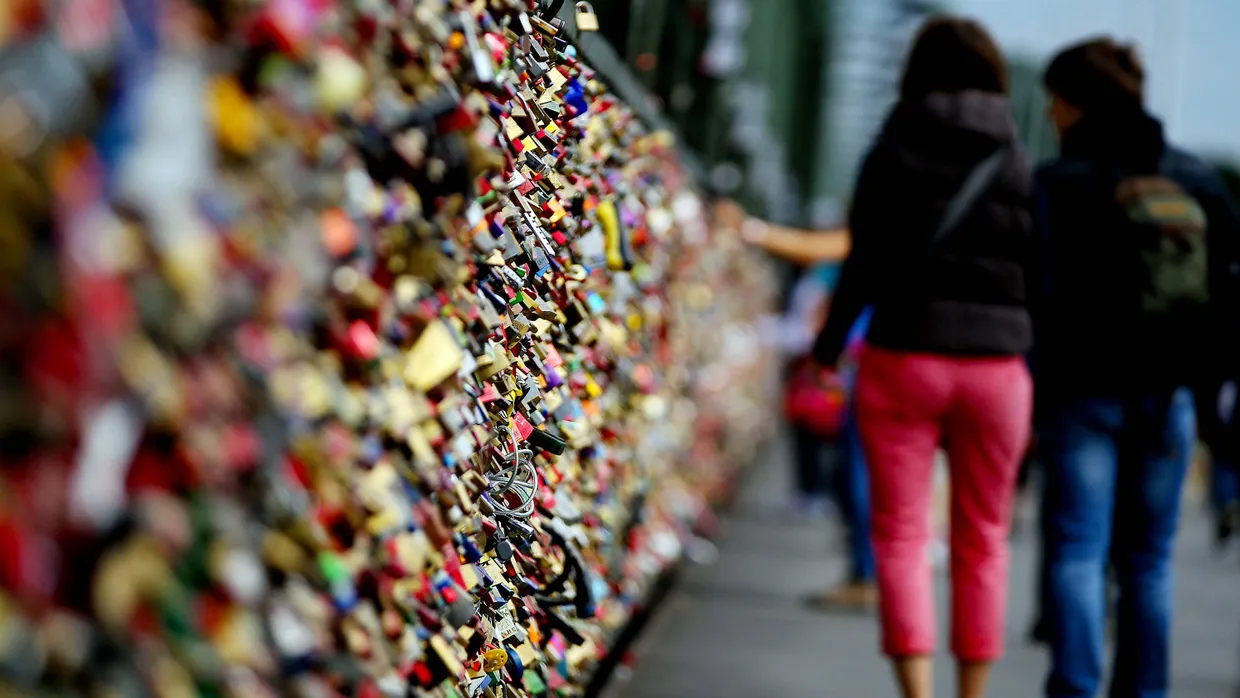 In Köln ist die Brücke wegen der vielen Schlösser eine Touristenattraktion.