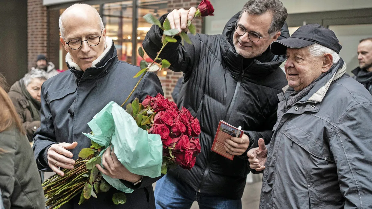 Zwei ganz unterschiedliche Politiker-Typen machen gemeinsam Wahlkampf: Hamburgs Erster Bürgermeister Peter Tschentscher und Kanzleramtsminister Wolfgang Schmidt (beide SPD) am 25. Januar 2025
