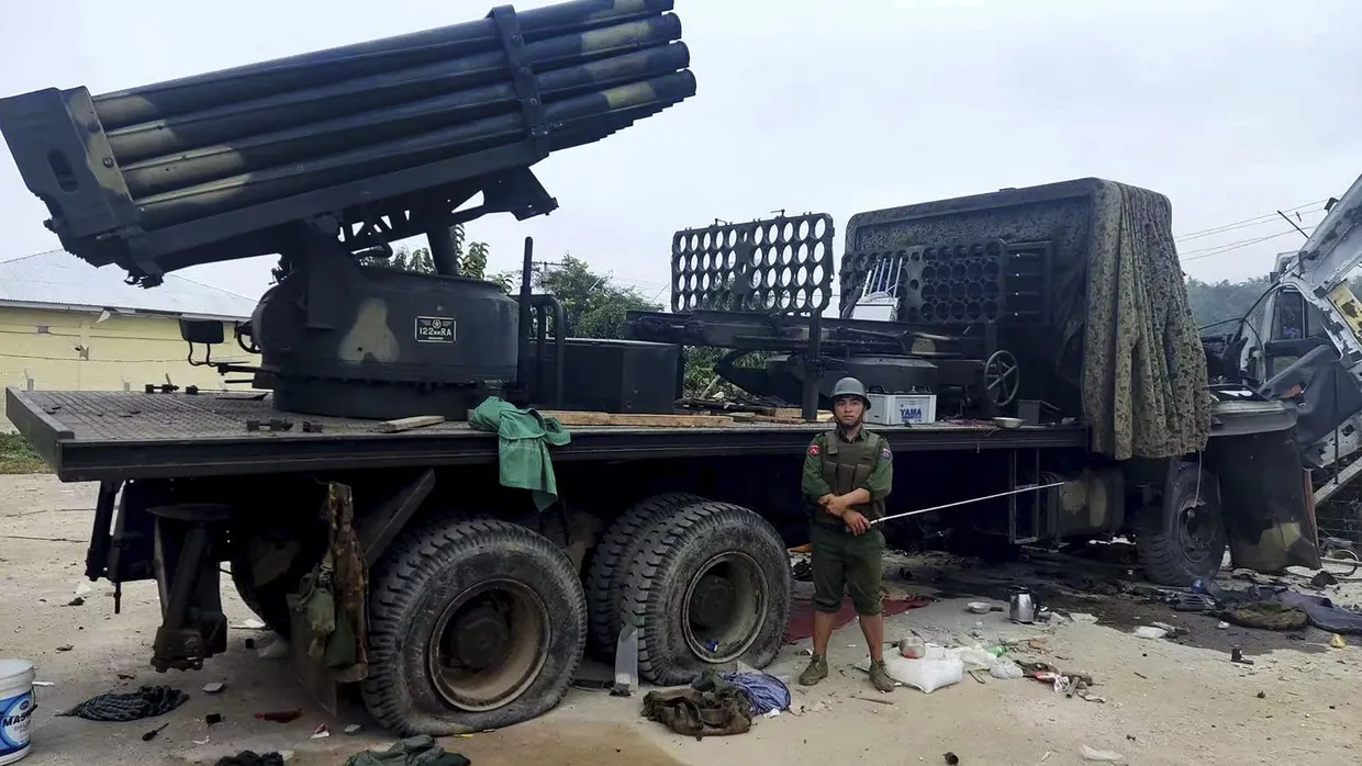 Ein Angehöriger der Rebellengruppe Myanmar National Democratic Alliance Army posiert vor einem erbeuteten Armee-Fahrzeug.