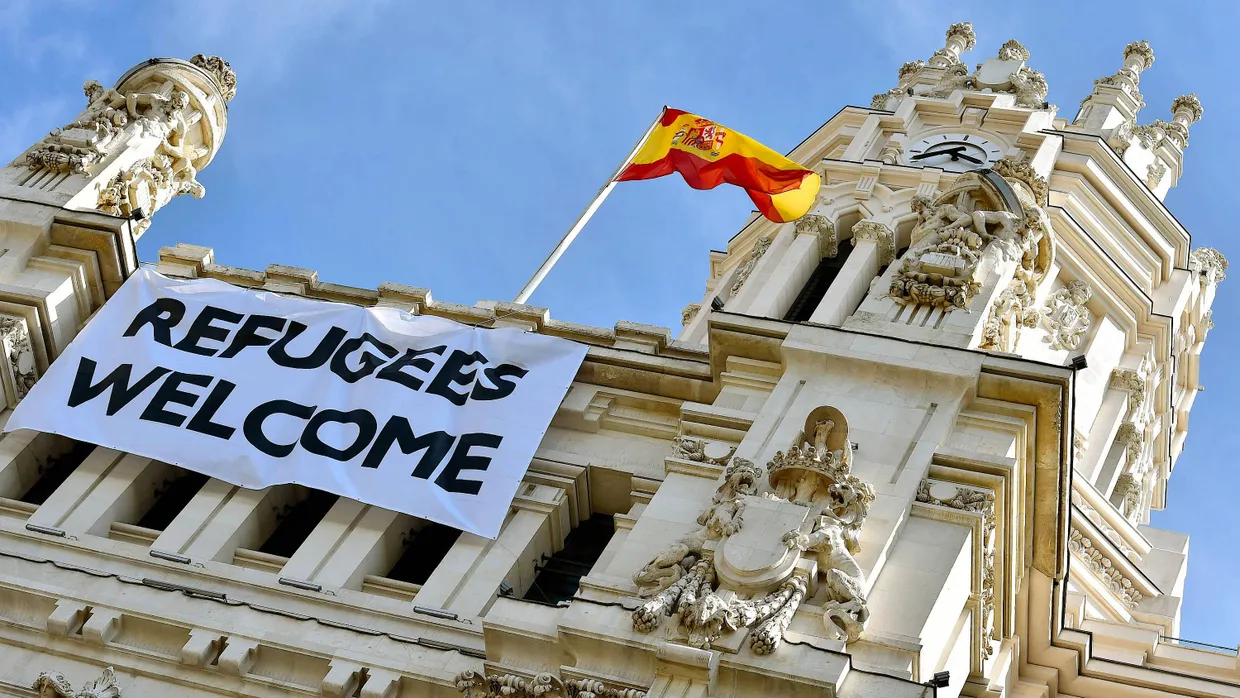 „Refugees Welcome“: Das Rathaus in Madrid.