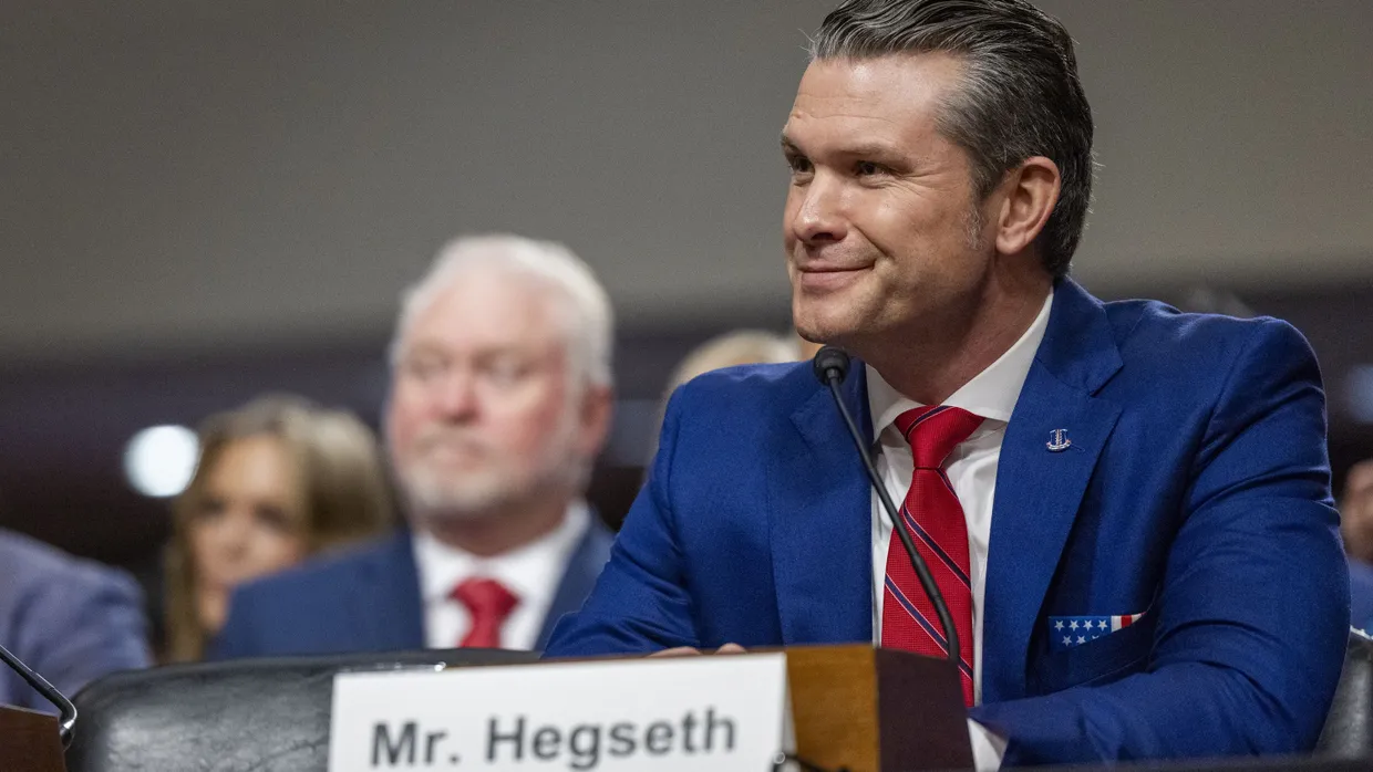 Trumps Kandidat für den Posten des Verteidigungsministers, Pete Hegseth, während der Senatsanhörung am Dienstag