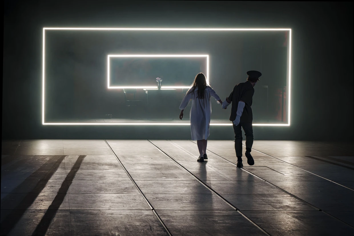 Hand in Hand in die erleuchtete Dunkelheit: Gala Othero Winter als Elisabeth und Jörg Pohl als Schutzpolizist Foto Ingo Höhn