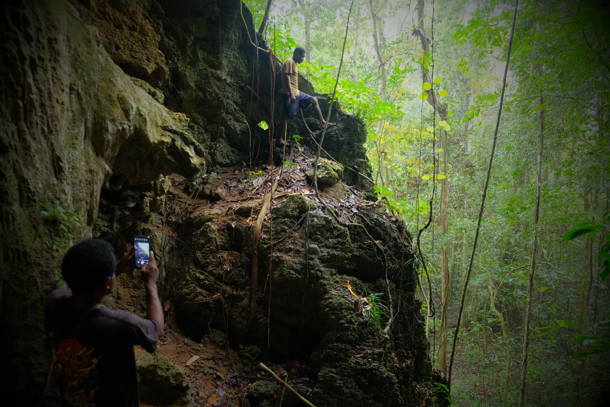 Endlich im Trockenen: Yusub (links) und Nixon (rechts) auf einem Felsvorsprung
