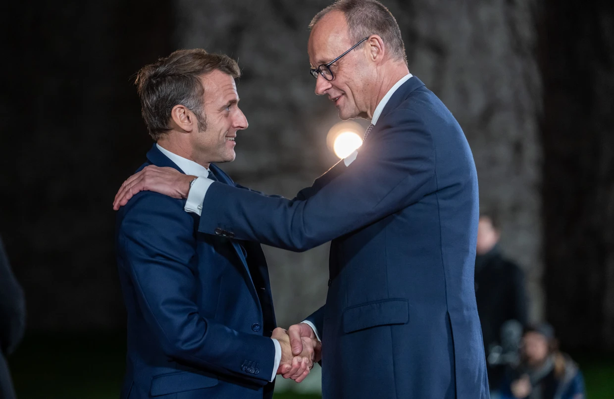 Bundeskanzler Friedrich Merz begrüßt Frankreichs Präsidenten Emmanuel Macron im Dezember 2025 in Berlin.