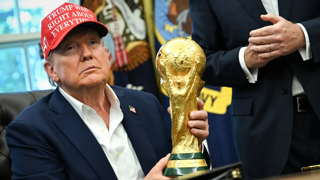 „Er wird versuchen, alle Institutionen und Traditionen für sich zu vereinnahmen“: Donald Trump mit dem WM-Pokal.