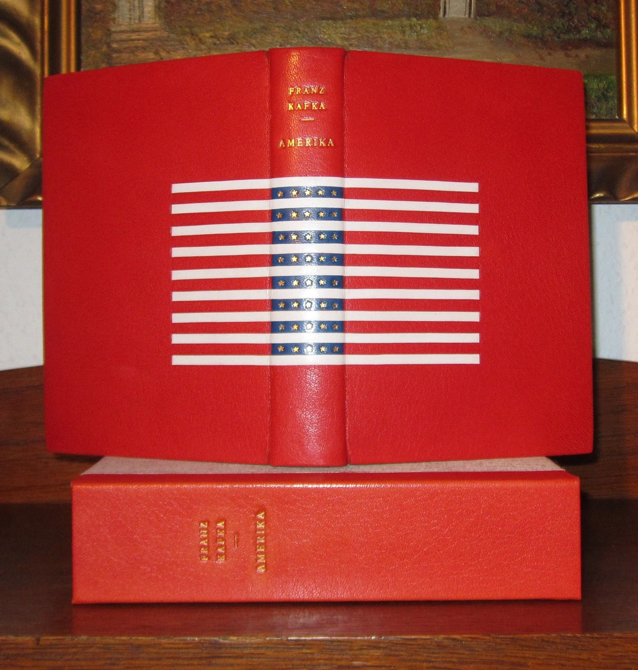 Ein Einzelstück mit Einband aus Maroquinleder und handvergoldetem Rücken: Franz Kafkas „Amerika“ von 1927 Antiquariat Peter Ibbetson