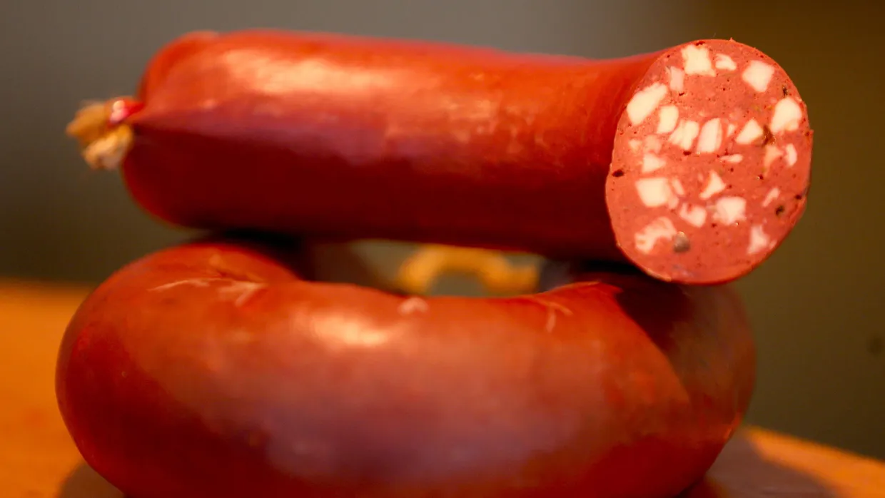 Blutwurst besteht meist aus Schweineblut, Speck, Schwarte, Schweinefleisch und Gewürzen.