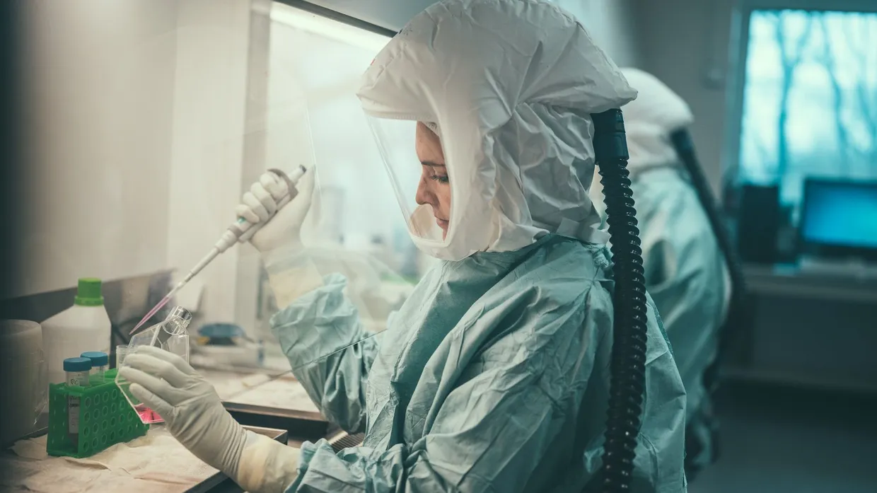 Mitarbeiterin im Institut für Mikrobiologie der Bundeswehr in München.