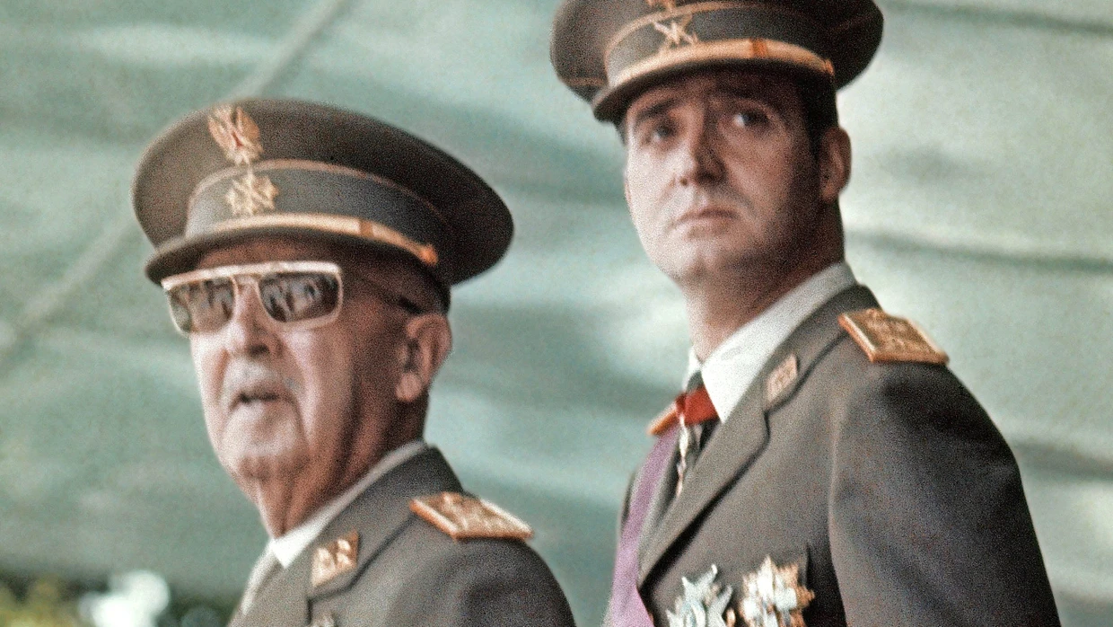 Der Diktator Francisco Franco und der künftige König Juan Carlos bei einer Militärparade im Jahr 1973