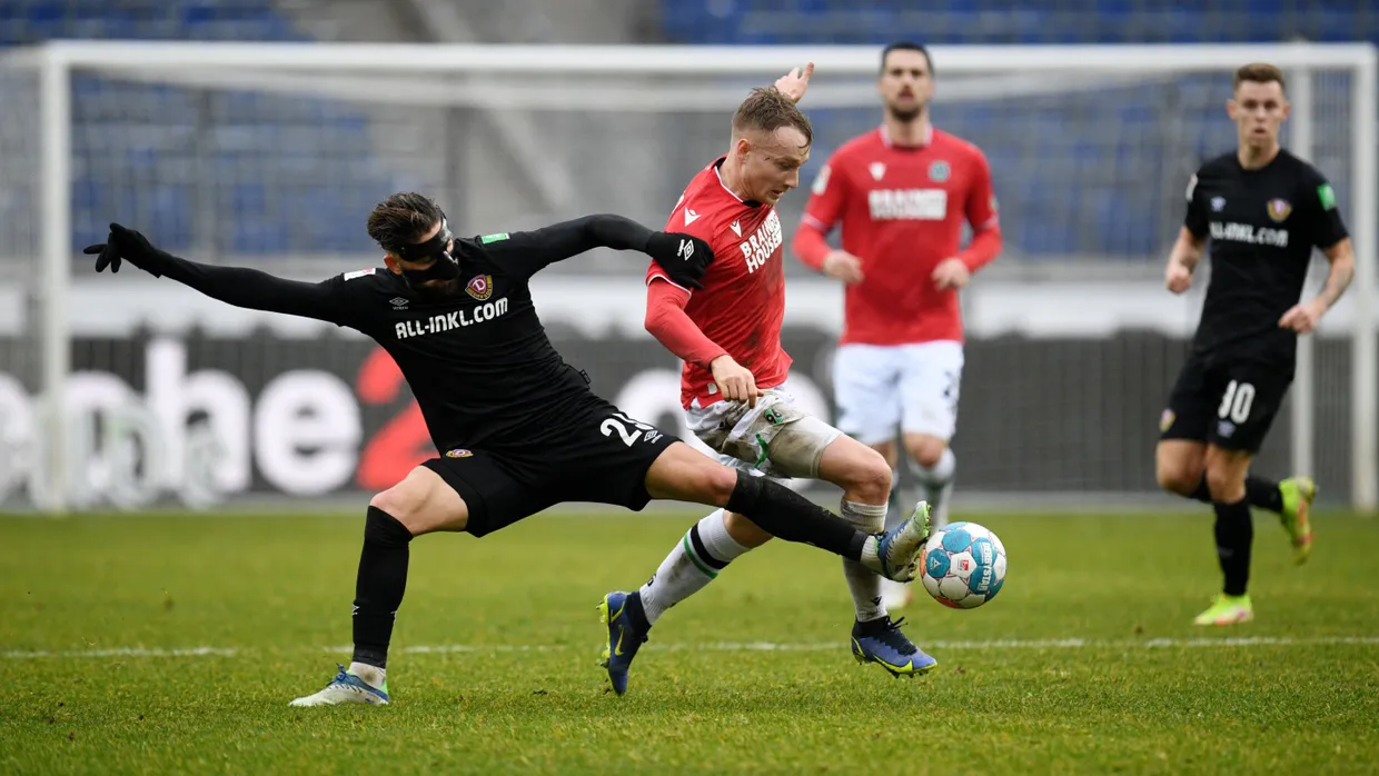 Jannik Dehm (rechts) und Brandon Borrello von Dynamo Dresden im Zweikampf.