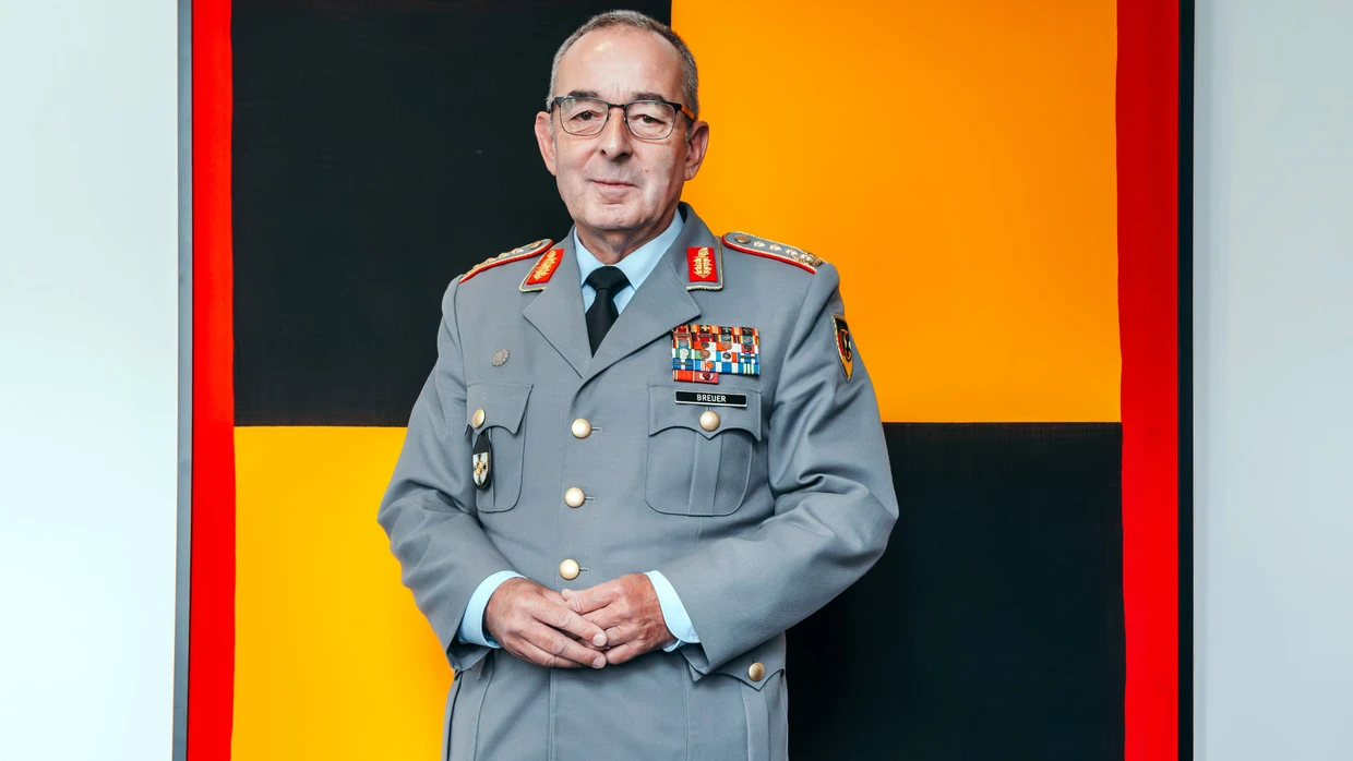Carsten Breuer vor der Kommandoflagge des Generalinspekteurs im Verteidigungsministerium in Berlin