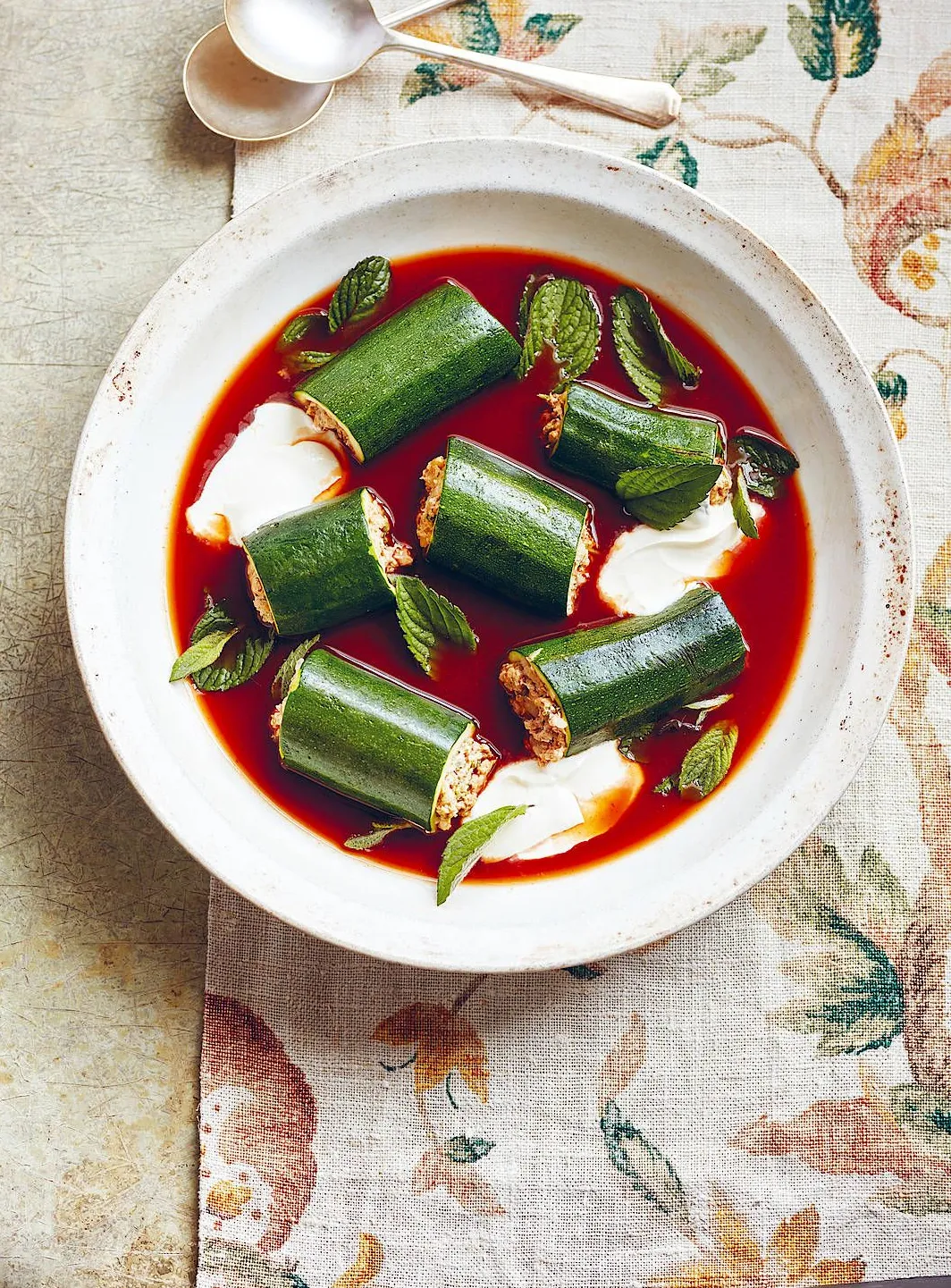 Aus dem Südwesten Rumäniens: Ciorba mit gefüllten Zucchini und saurer Sahne