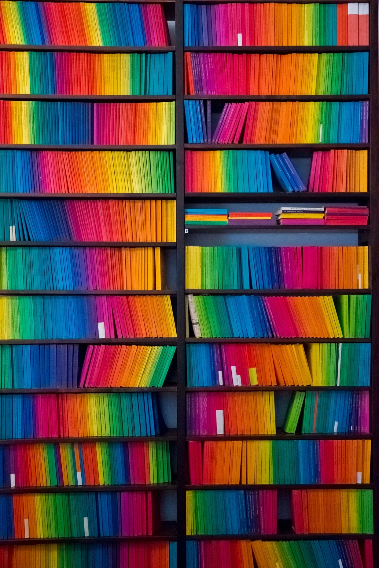  Die seit 1963 herausgegebene Reihe edition suhrkamp mit dem von Willy Fleckhaus entworfenen Einband wurde zum Markenzeichen des Suhrkamp Verlags.