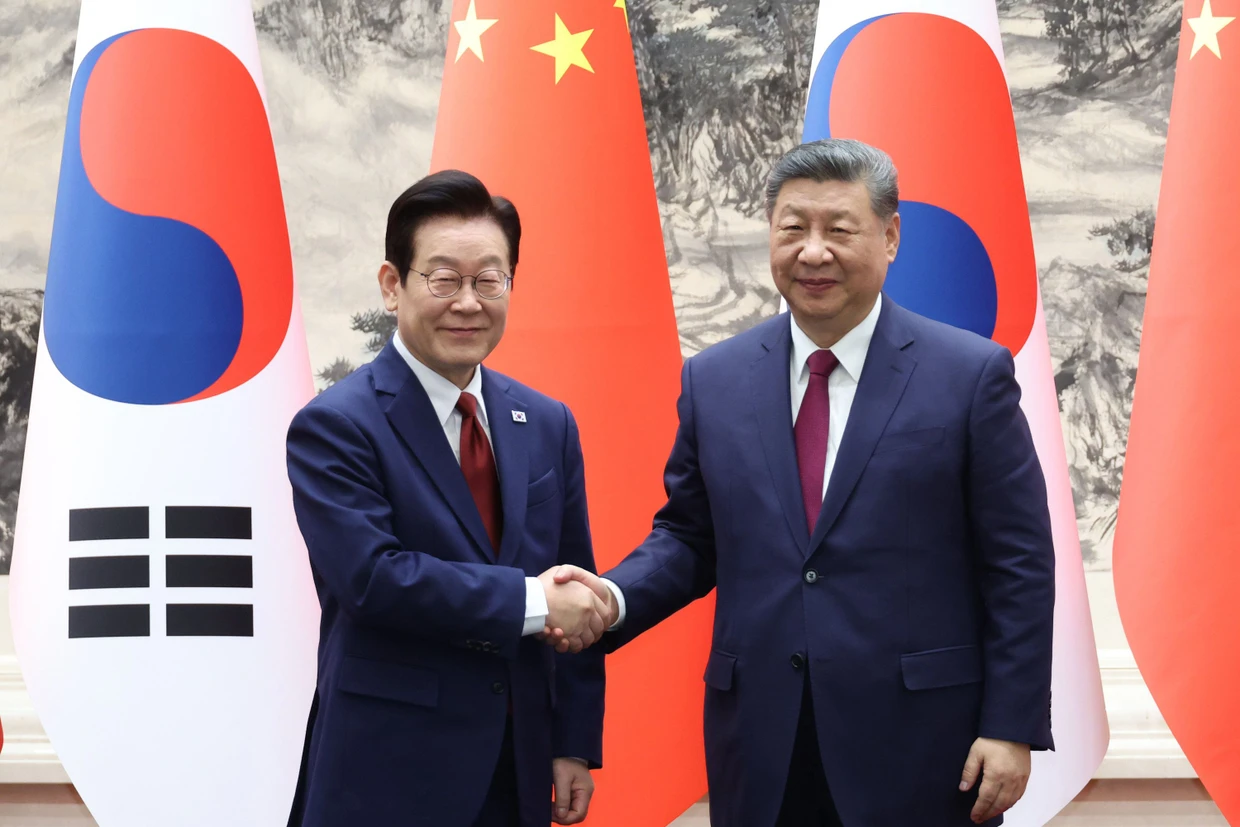 Der chinesische Staats- und Parteichef Xi Jinping (rechts) empfing Lee Jae-myung am 5. Januar in Peking