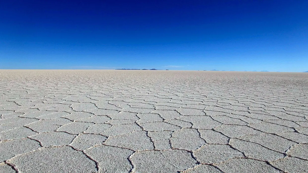 Blauer Himmel über dem Salzsee von Uyuni