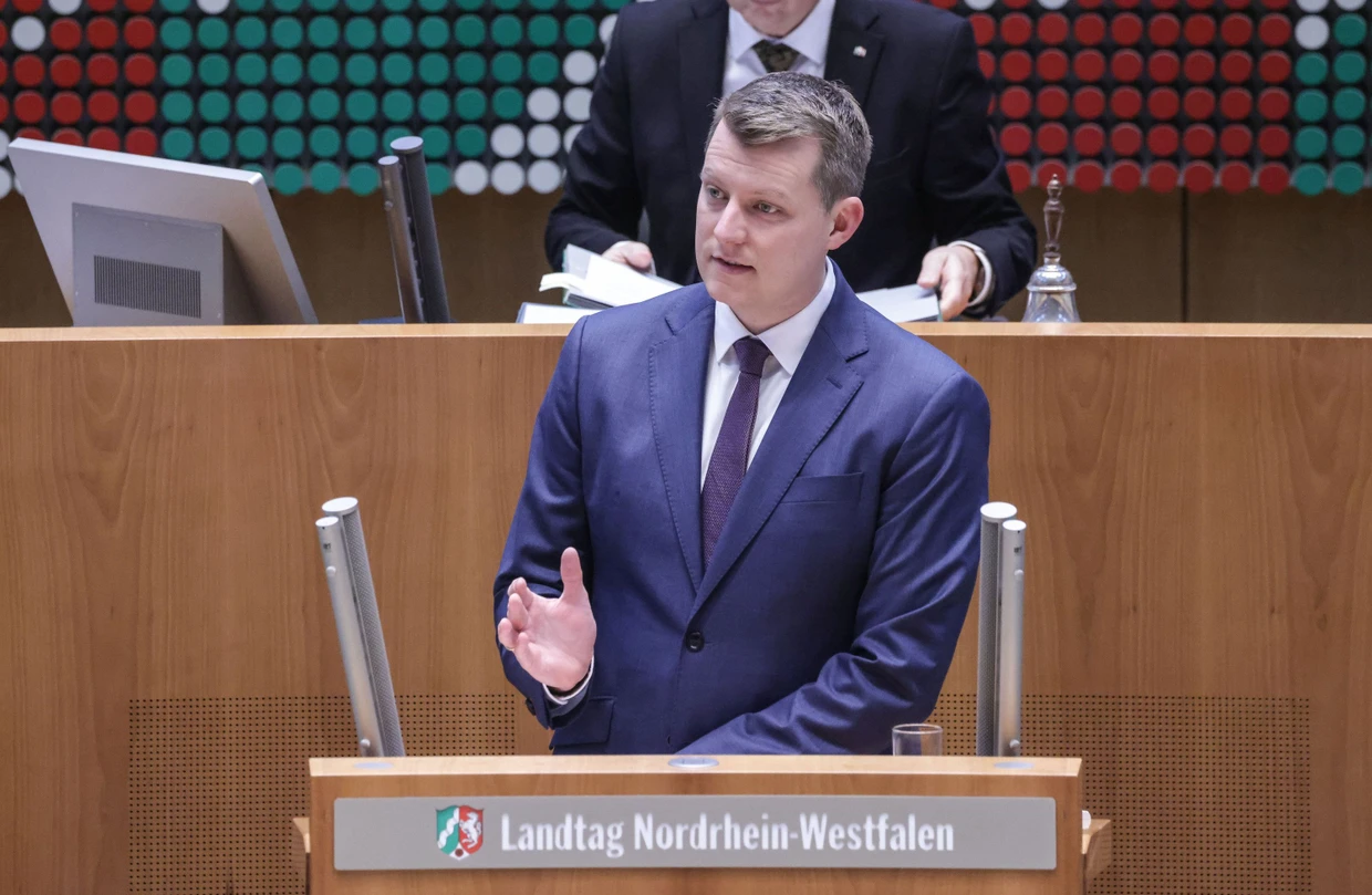 Henning Höne spricht Ende Januar im nordrhein-westfälischen Landtag.