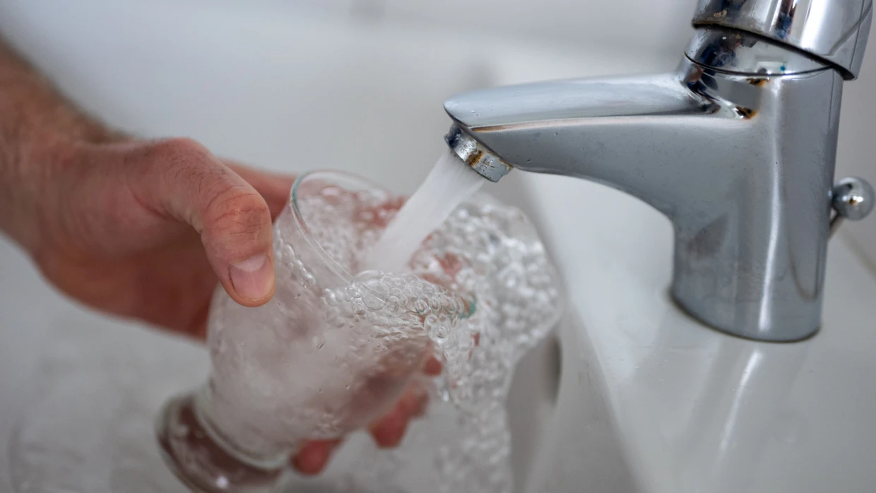 In Teilen Wiesbadens soll Trinkwasser weiterhin abgekocht werden, da es mit Bakterien belastet sein könnte