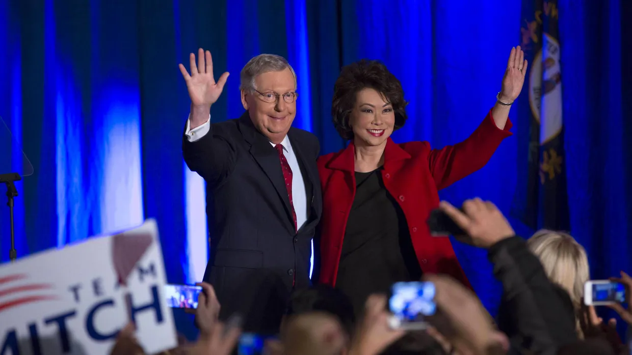 Der republikanische Politiker Mitch McConnell feiert in Kentucky zusammen mit seiner Frau die Wiederwahl in den Senat