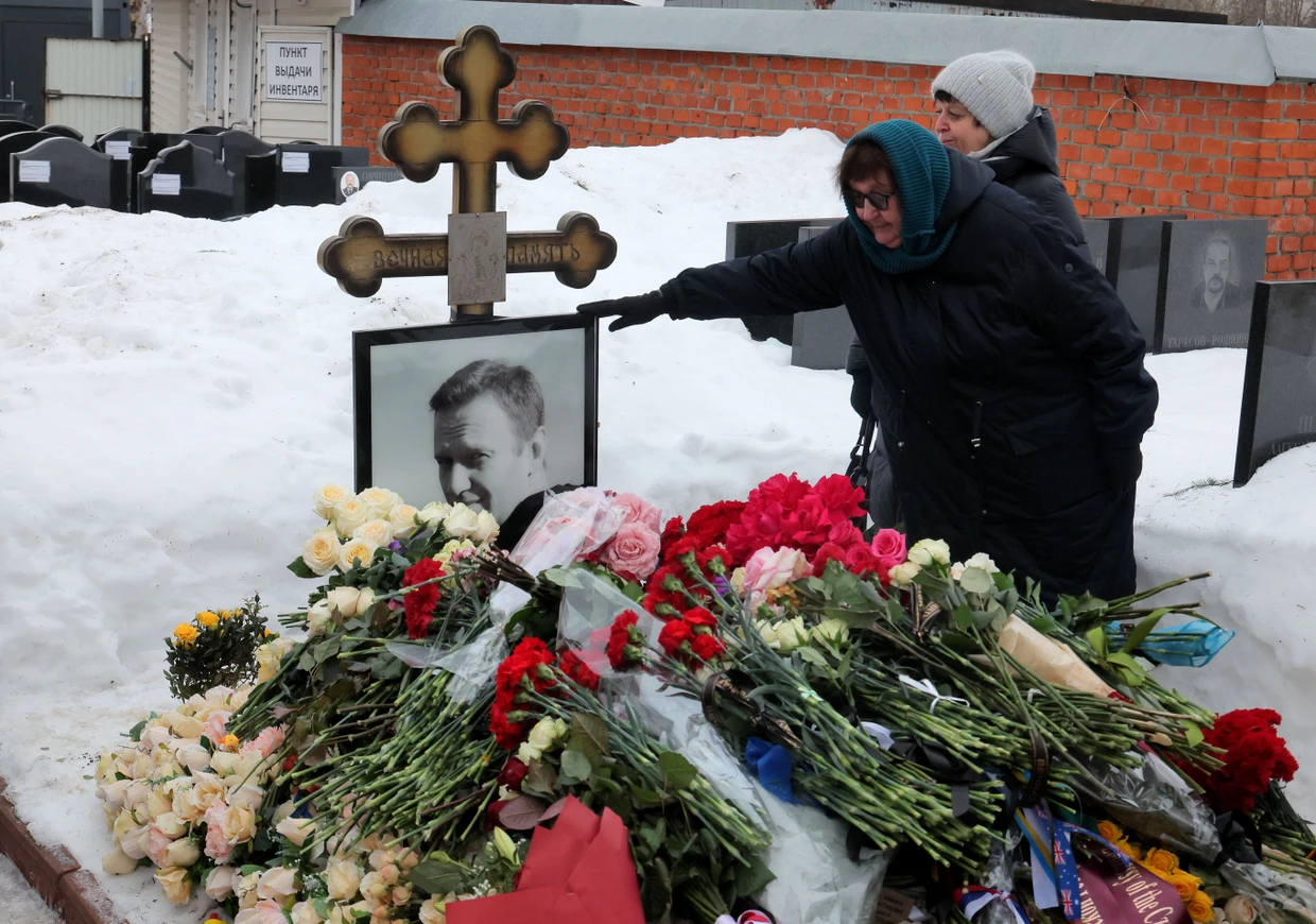 Auf dem Moskauer Friedhof: Nawalnyjs Mutter legte am Todestag am Grab Blumen lieder