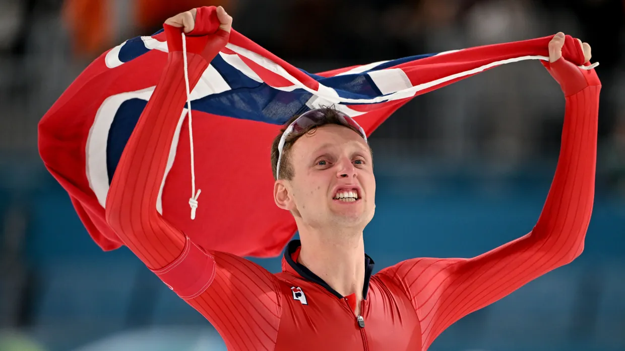 Eisschnellläufer Sander Eitrem aus Norwegen jubelt über die Goldmedaille über 5000 Meter.