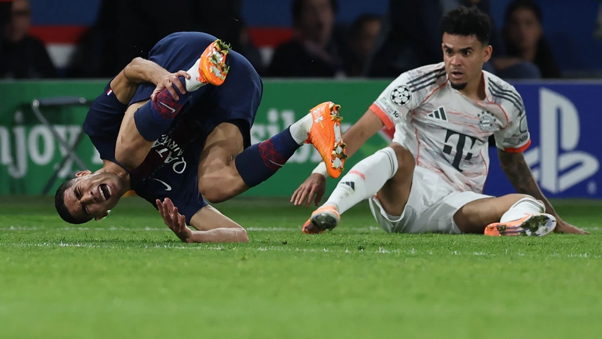 Luis Díaz (rechts) verletzt Achraf Hakimi von Paris Saint-Germain mit einer Grätsche.