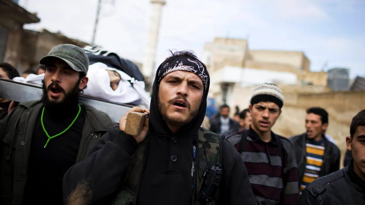 Kämpfer der Freien Syrischen Armee tragen den Körper eines getöteten Kameraden durch die syrische Stadt Azaz